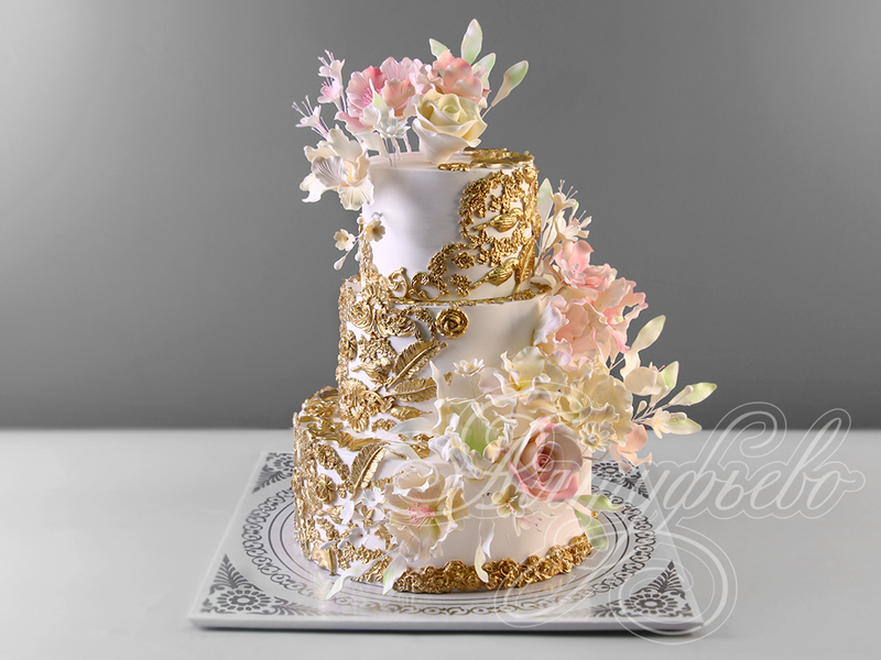 Трехъярусный свадебный с золотом и цветами