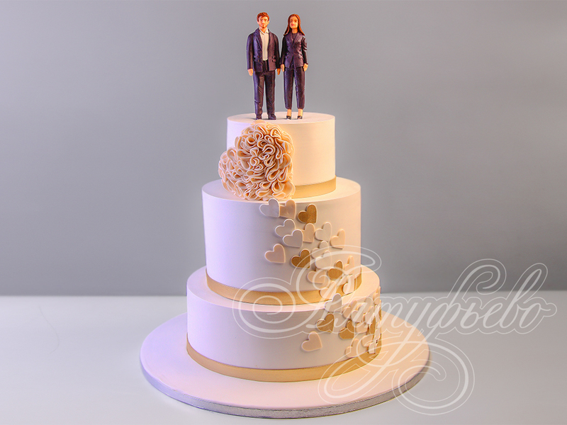 Свадебный торт с фигурками жениха и невесты в строгих костюмах