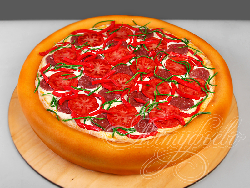 Торт в форме пиццы с колбаской и помидорчиками