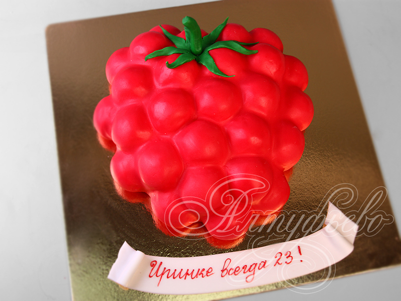 Торт в день рождения с мастикой в форме ягодки