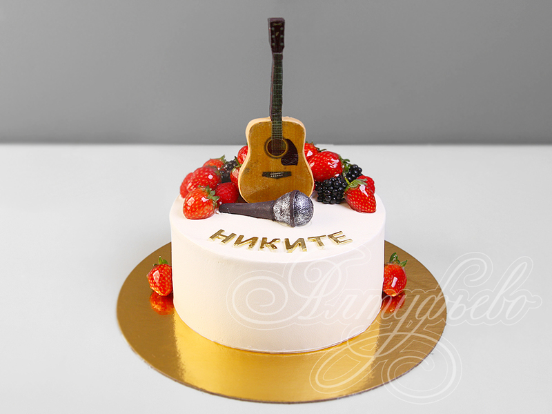 Торт с ягодами для гитариста