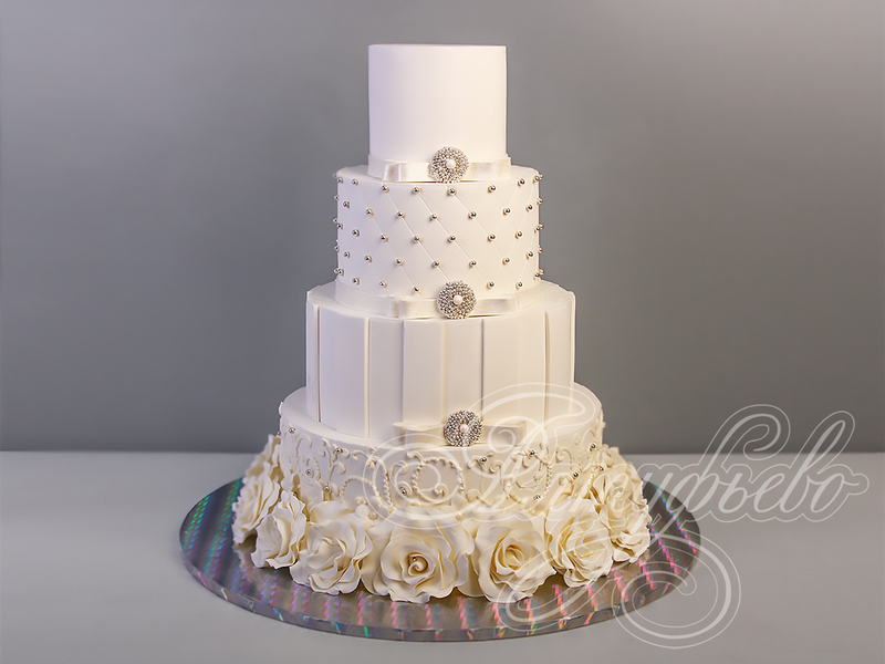 Свадебный торт с белыми розами с мастикой
