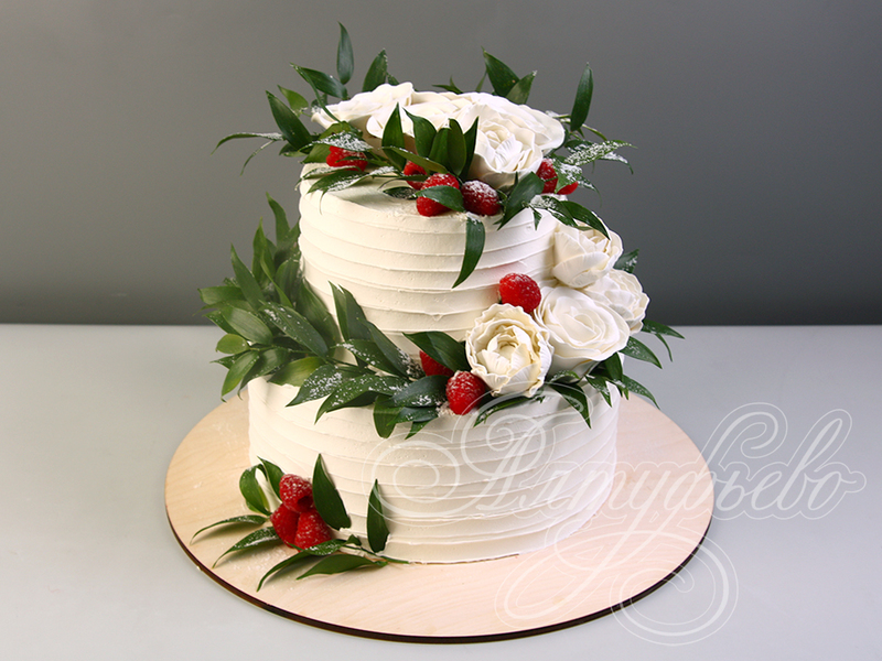 Торт с цветами и ягодами на 8 Марта