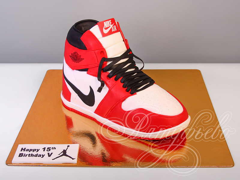 Торт в день рождения на 15 лет мальчику в виде кроссовки Nike