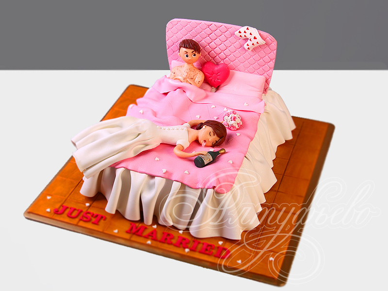 Прикольный торт "Кровать молодоженов" одноярусный с мастикой на свадьбу
