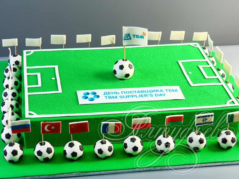Торт в виде футбольного поля с мячами и флагами велюровый без мастики