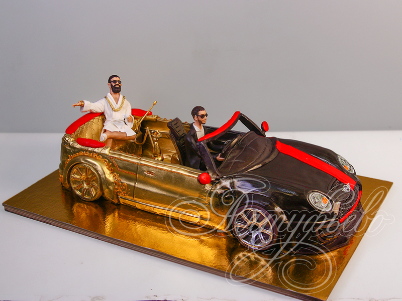 3D торт в форме кабриолета Mini cooper золотого цвета