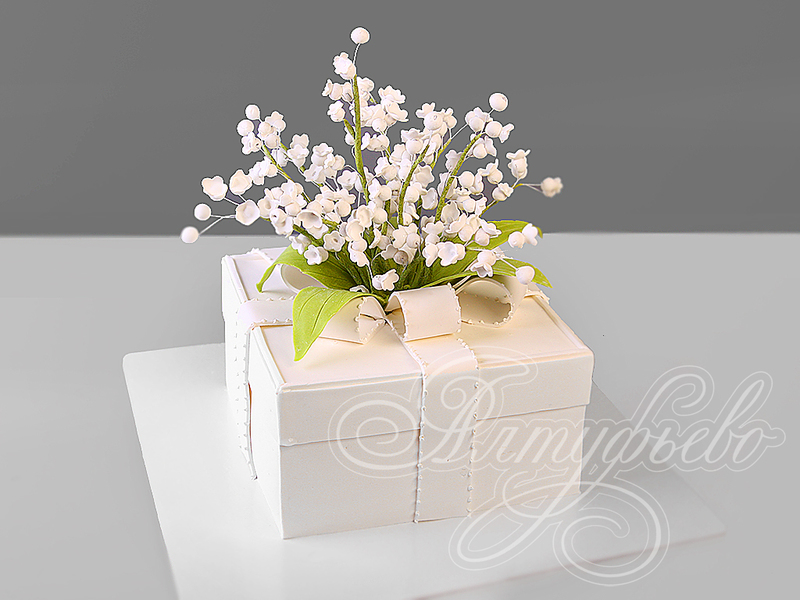 Торт маме с букетом ландышей на подарочной коробке белого цвета