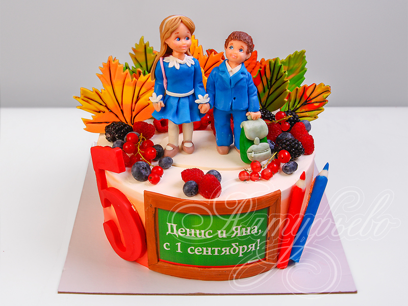 Детский торт на 1 сентября для мальчика и девочки с фигурками одноярусный
