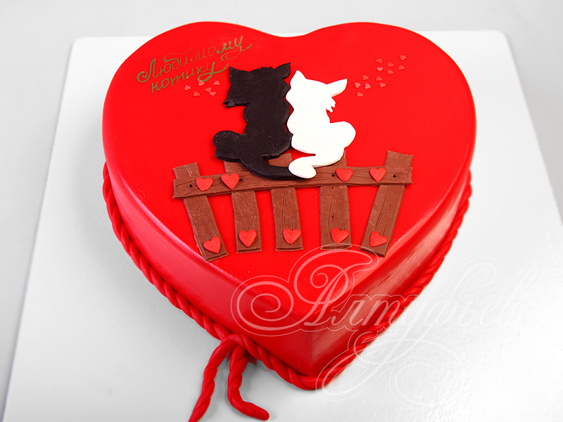 Торт на Деревянную Свадьбу одноярусный в виде красного сердца с котиками