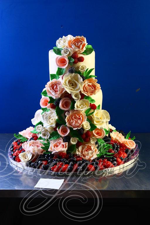 Торт с ягодами и фруктами 1610415