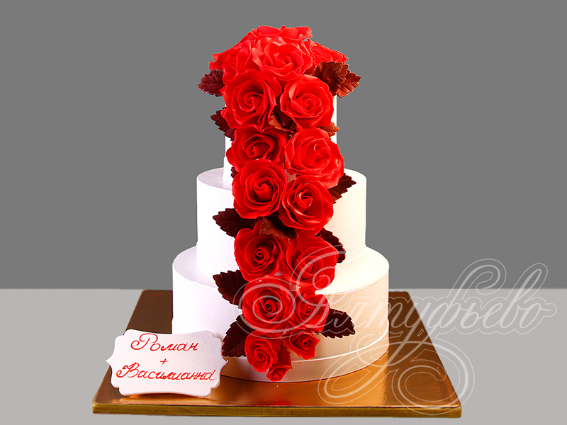 Белый свадебный торт с красными розами трехъярусный