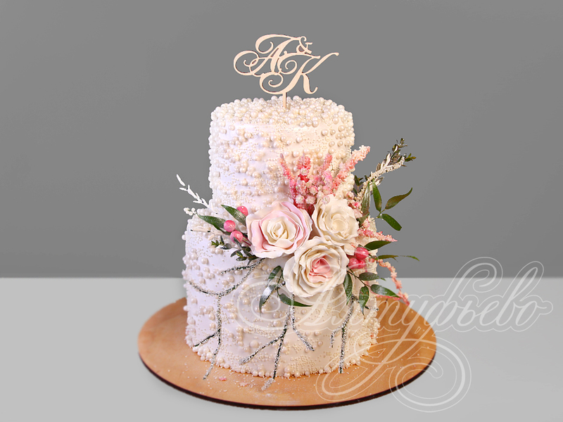Свадебный торт с жемчугом, инициалами и цветами