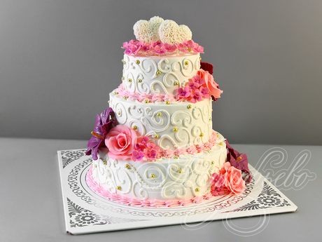 Свадебный с розами и фиолетовыми лилиями