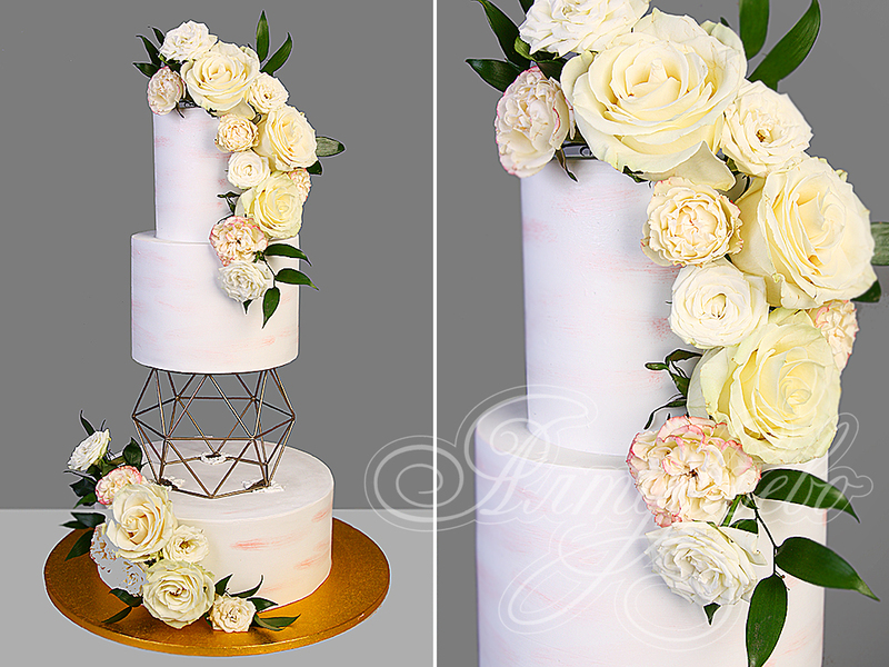 Свадебный торт с розами трехъярусный
