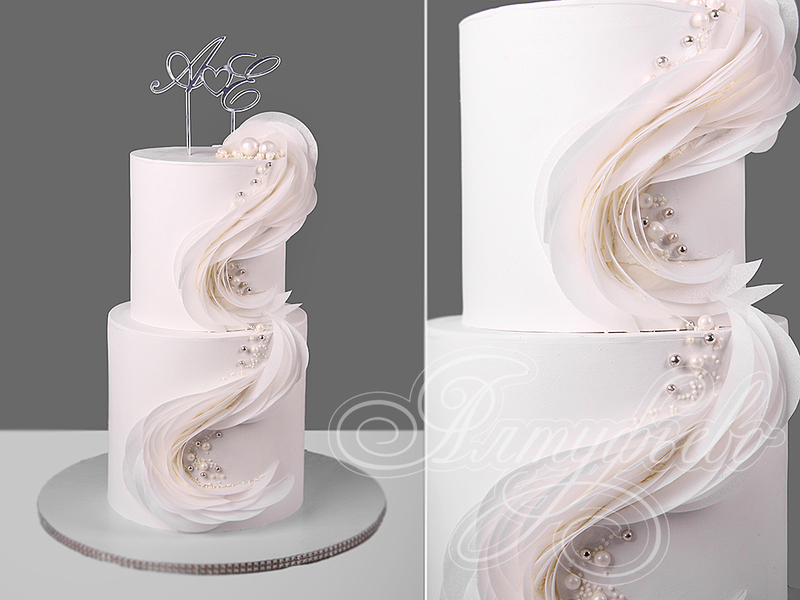 Белый торт с жемчугом и инициалами двухъярусный на свадьбу