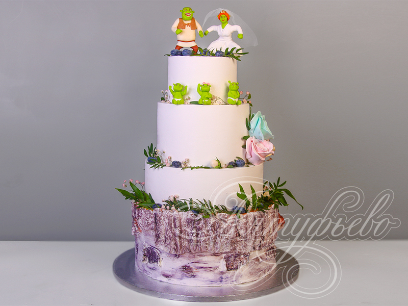 Белый свадебный торт многоярусный с мастикой и смешными фигурками Шрека и Фионы
