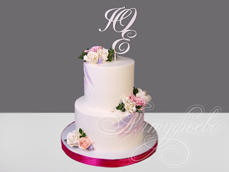 Белый торт с сиреневыми мазками и цветами