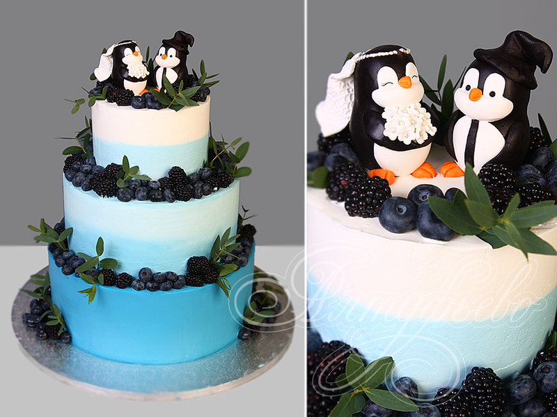 Свадебный торт «Голубой Градиент» без мастики с фигурками пингвинов и ягодами