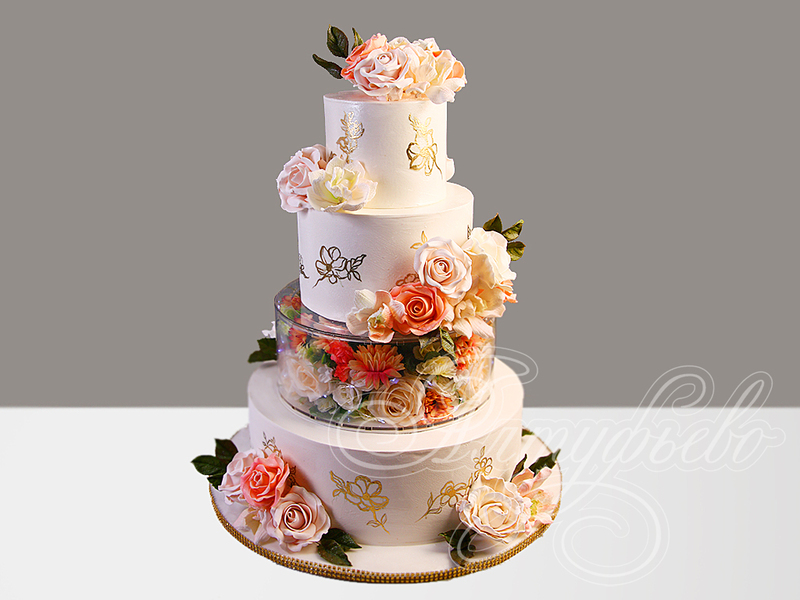 Свадебный торт с золотым декором и цветами