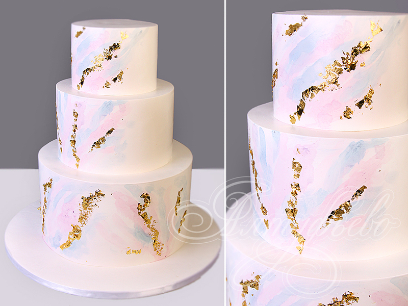 Свадебный торт белого цвета с розовыми, голубыми и золотыми мазками