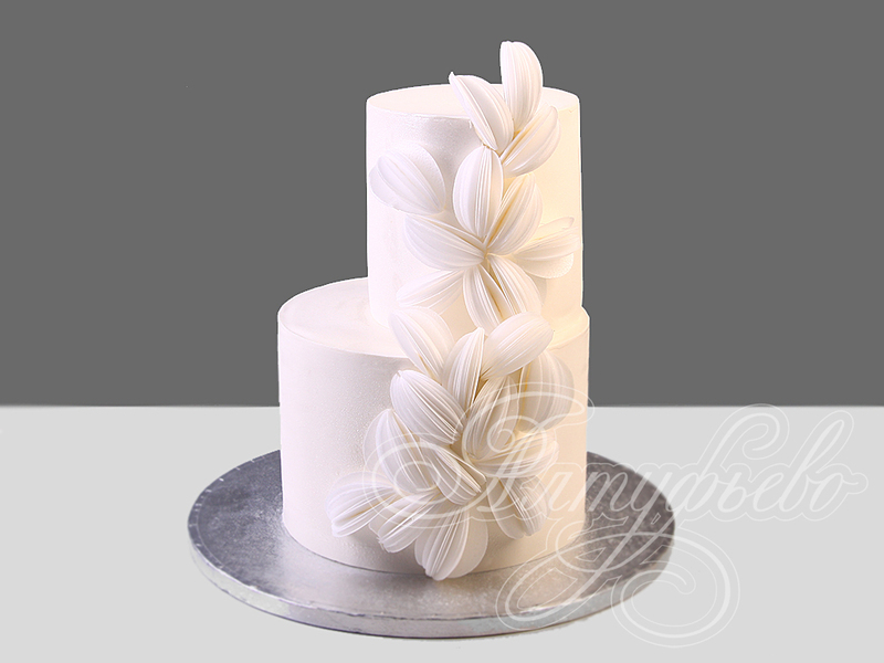 Свадебный торт белого цвета с мастикой