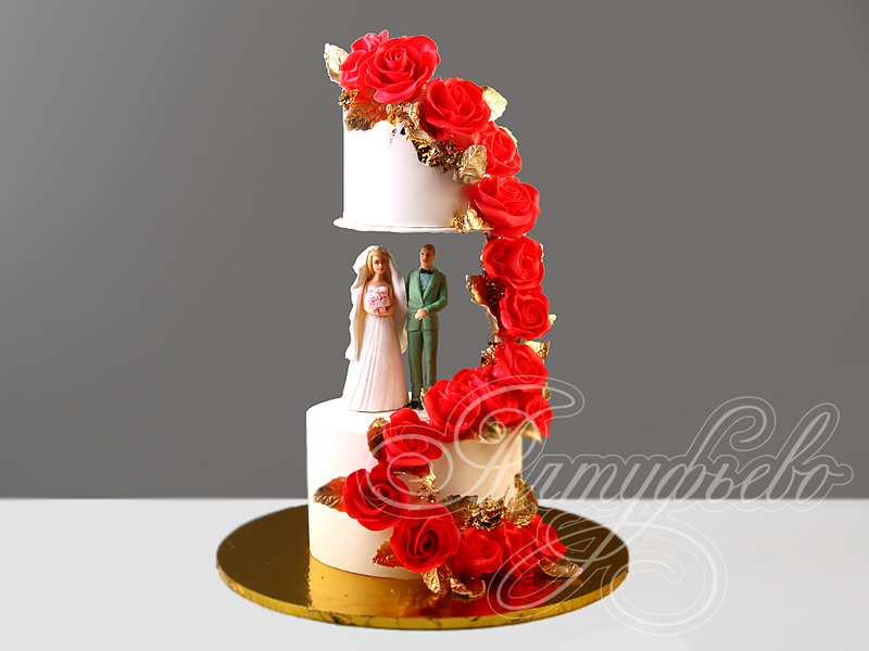Свадебный торт белого цвета с алыми розами двухъярусный с фигурками жениха и невесты