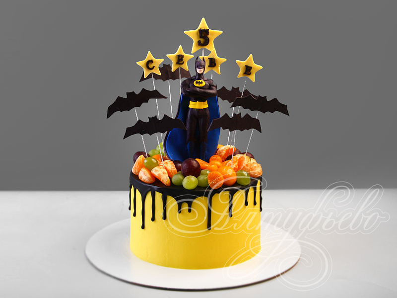 Детский торт на 5 лет для мальчиков Бэтмен одноярусный желтого цвета с фигуркой