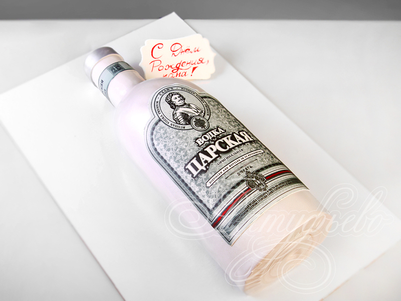 Белый торт папе на день рождения в форме бутылки с водкой