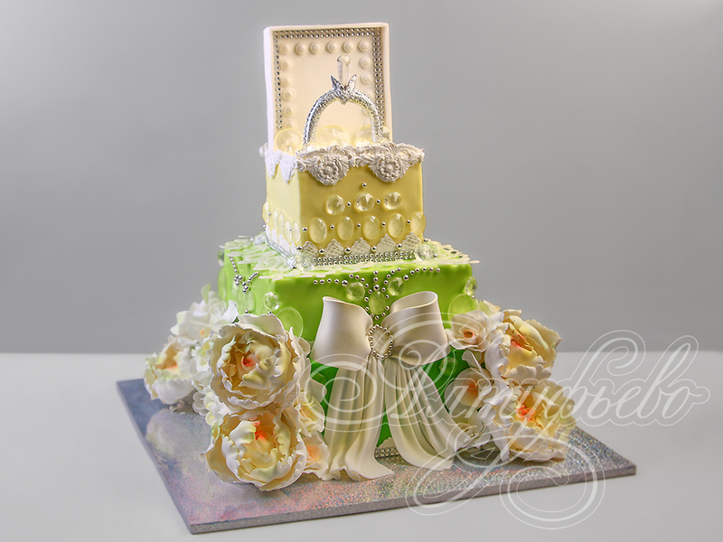 Свадебный торт с пионами трехъярусный с мастикой