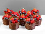 Шоколадные пирожные с ягодами