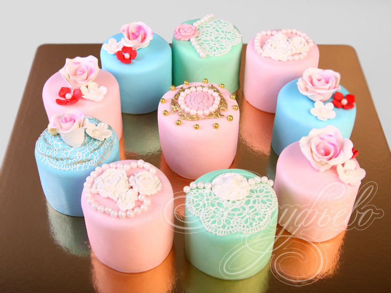 Пирожные для девушек разноцветные