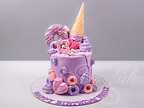 Сиреневый торт со сладостями