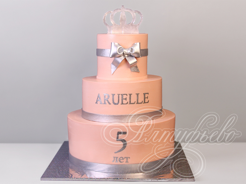 Торт для компании Aruelle с серебряной короной и бантом с мастикой