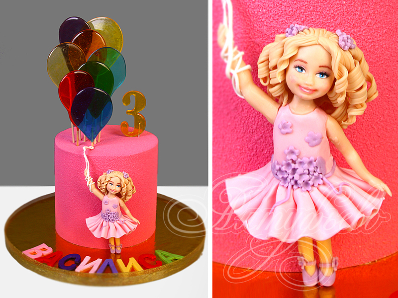 Розовый торт на 3 года с фигуркой девочки с леденцами в виде воздушных шаров на день рождения