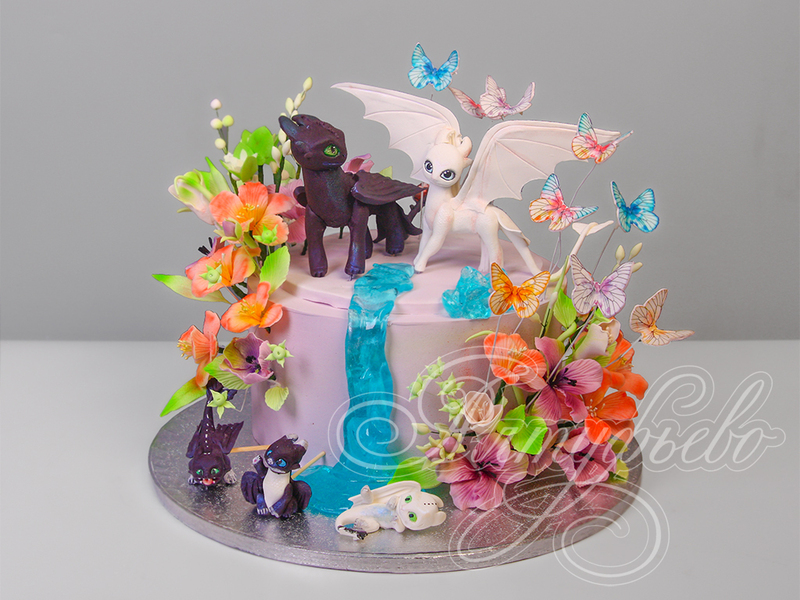 Торт для малышек на день рождения с фигурками персонажей мультфильма «Как приручить дракона»