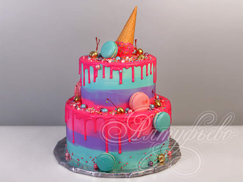 Разноцветный торт с макарунами и рожком двухъярусный