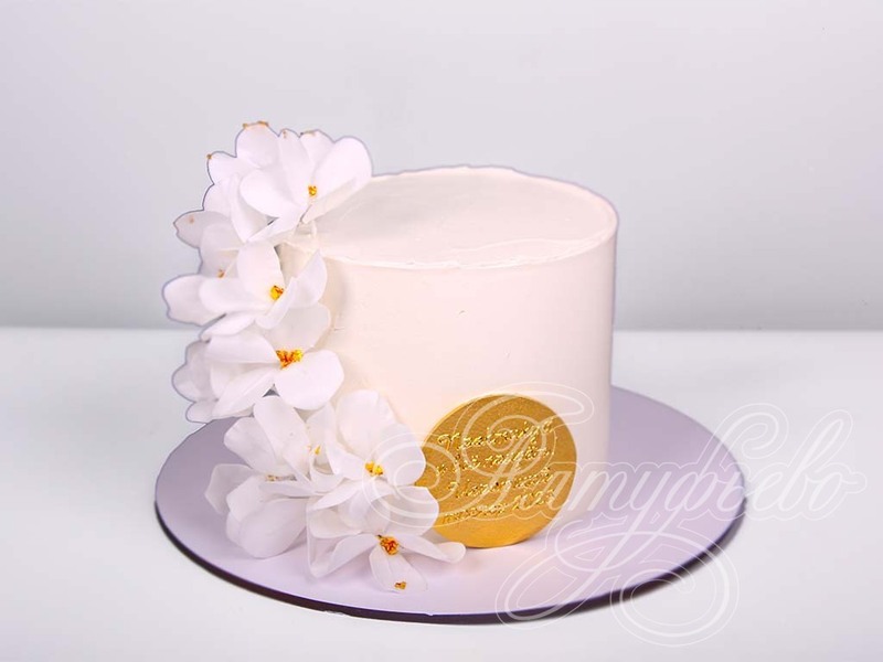 Торт с белыми нежными цветочками