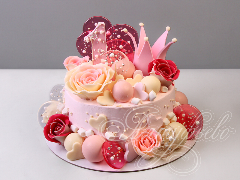 Розовый торт с короной, розами, леденцами