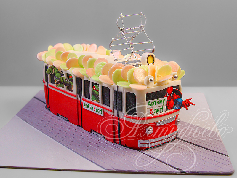 Торт на 5 лет Черепашки-ниндзя и Человек-паук в трамвае в день рождения с мастикой