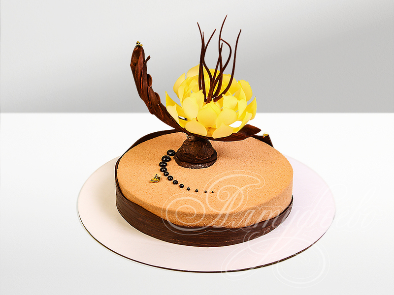 Торт с желтым цветком