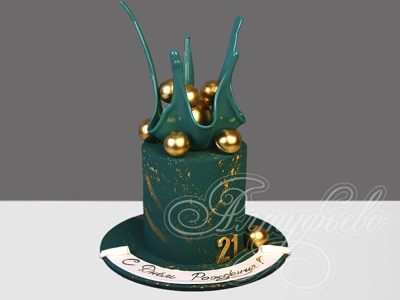 Торт с карамельной вазой и золотыми шарами