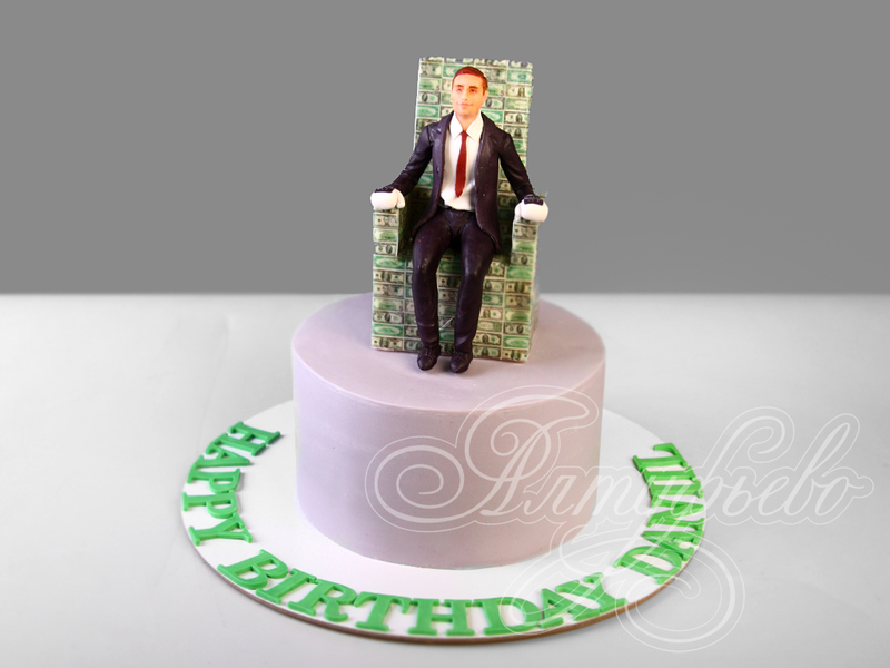 Торт мужчине на день рождения с фигуркой мужчины в строгом черном костюме в кресле из долларов