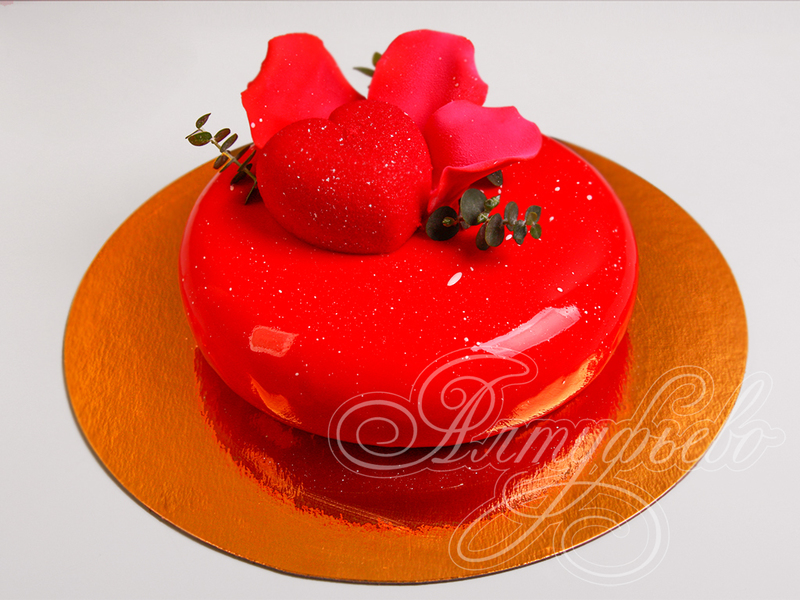 Красный торт с сердцем на 14 февраля одноярусный гляссаж без мастики