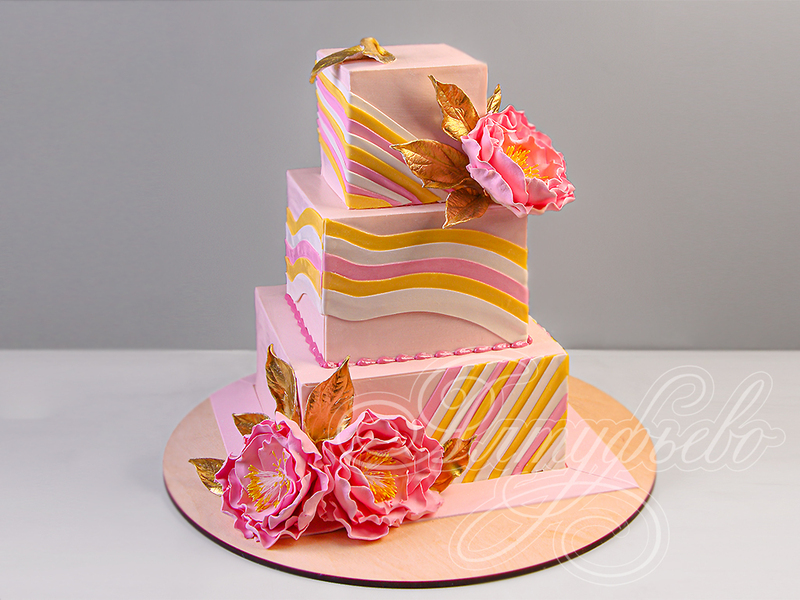 Прямоугольный трехъярусный свадебный торт с цветами