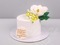 Торт с белым цветком магнолии