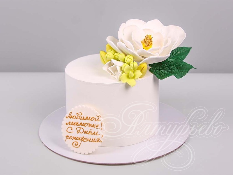 Торт с белым цветком магнолии