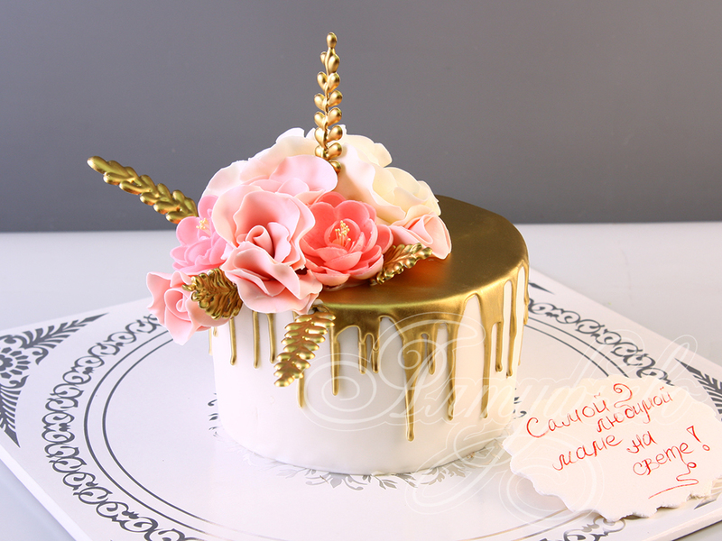 Торт с цветами и золотом для мамы