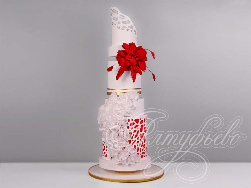 Юбилейный торт с красным цветком