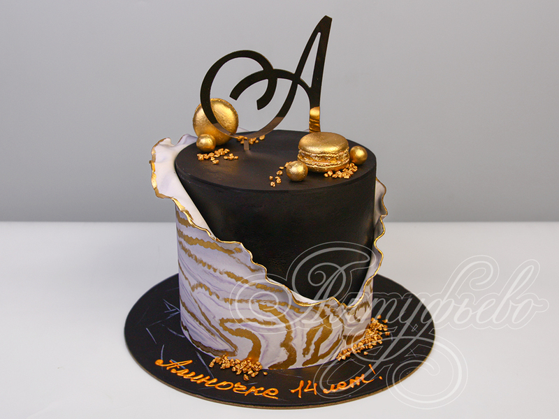 Черный торт с золотым декором